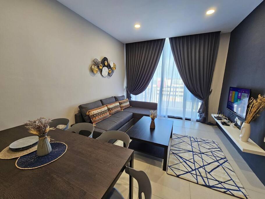 Lovely Podium Cityview 3Bedroom With Pool A2 Kuching Exterior photo