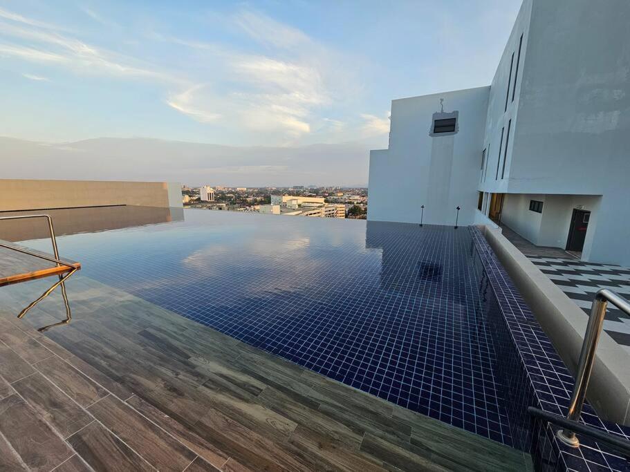 Lovely Podium Cityview 3Bedroom With Pool A2 Kuching Exterior photo
